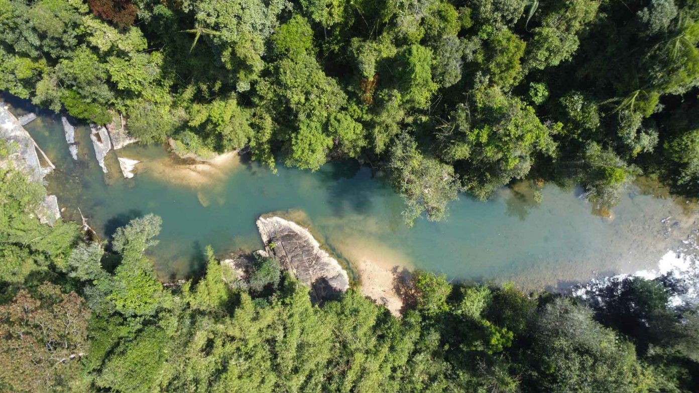 View từ trên cao hồ nước